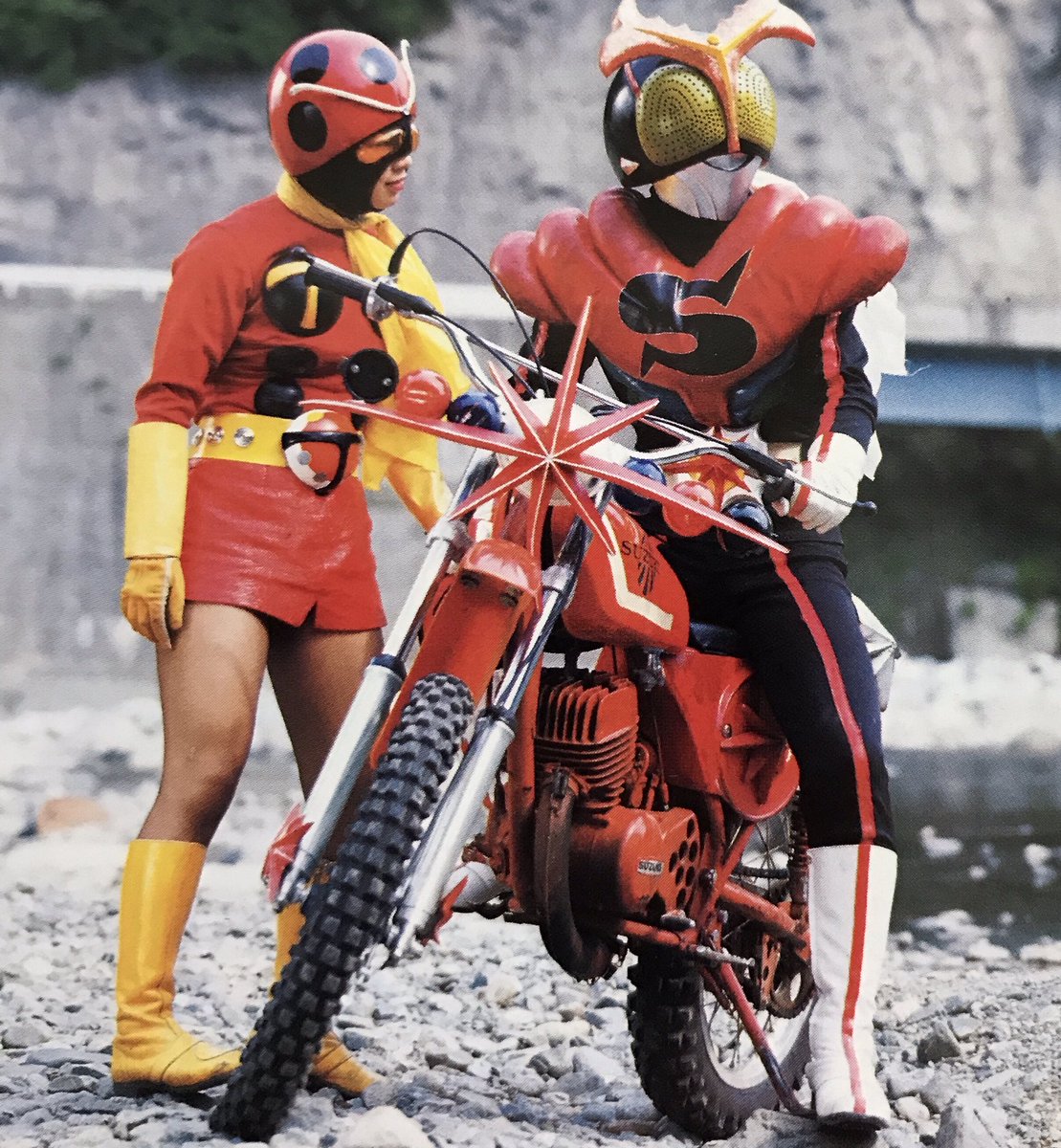 Imagem: O Kamen Rider Stronger na motoca.