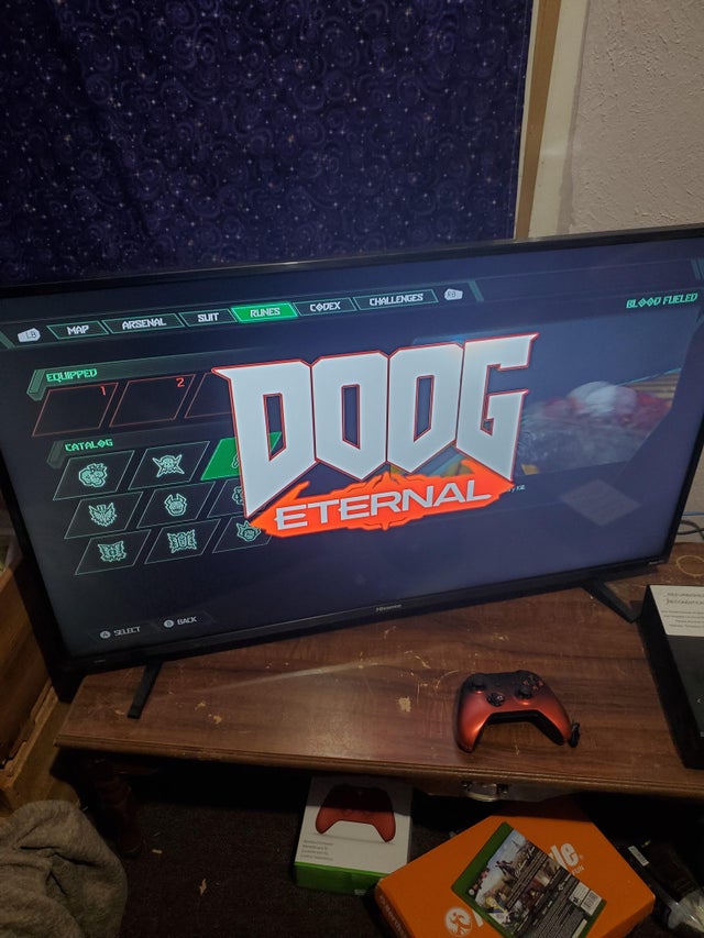 Foto do computador com o logo DOOG.