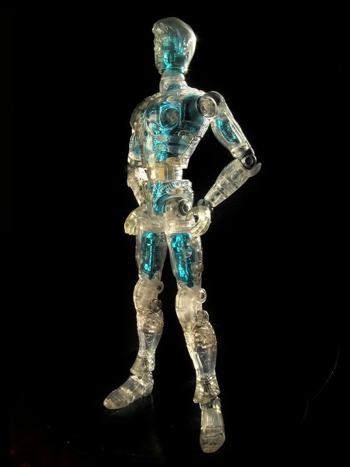 Imagem: Boneco transparente de Transformers (parece um protótipo).