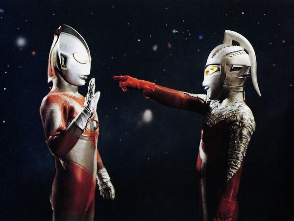 Imagem: Ultraman e Ultra Seven.
