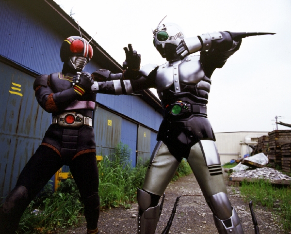 Imagem: Kamen Rider Black lutando contra um inimigo.