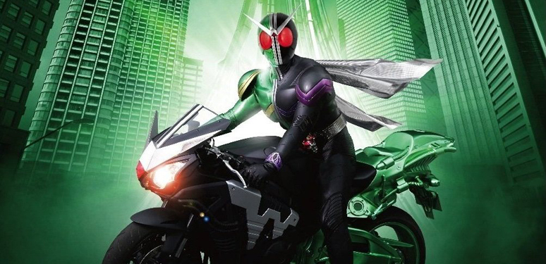 Imagem: O Kamen Rider W em sua motoca preta e verde.