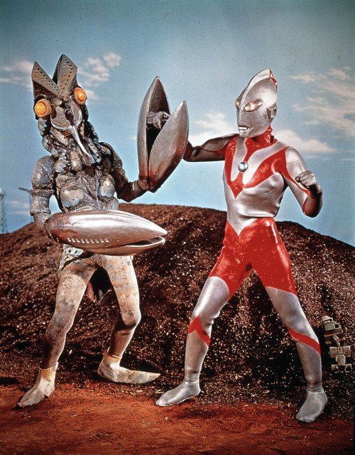 Imagem: Ultraman lutando com monstro.