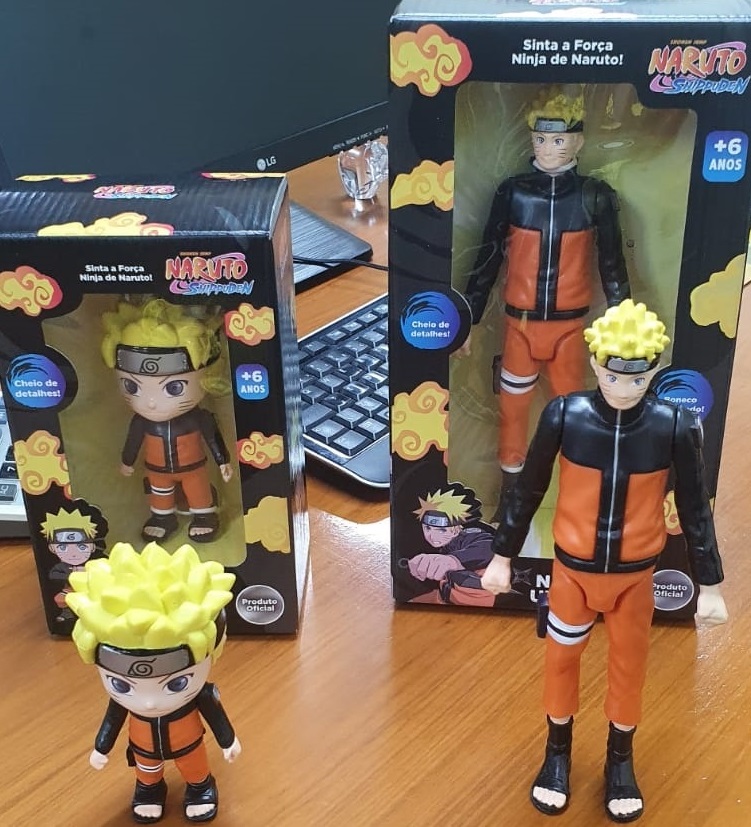 Imagem: Os dois bonecos de 'Naruto'.
