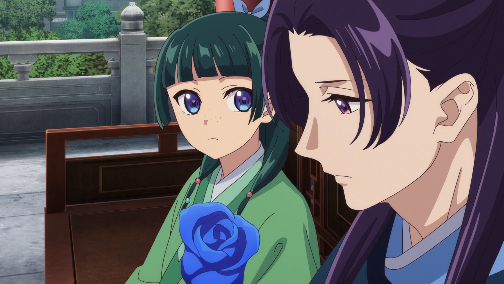 imagem: Jinshi conversa com Maomao enquanto segura uma rosa azul em Diários de uma Apotecária
