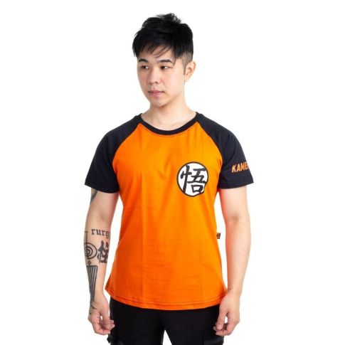 Camiseta laranja com símbolo da roupa do Goku frente.