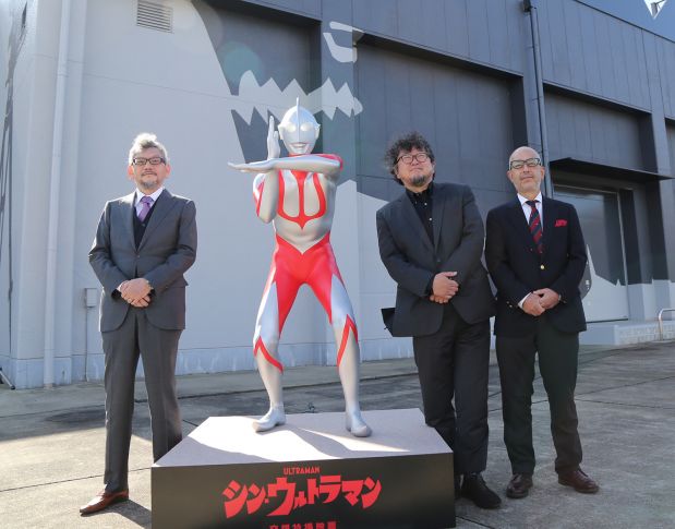 Estátua do 'Shin Ultraman'. Com Hideaki Anno, Shin Ultraman, Shinji Higuchi e Katsuro Onoue.
