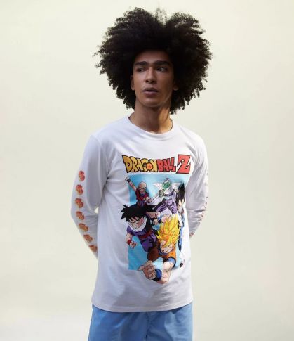 Imagem: Camiseta branca manga longa de 'Dragon Ball Z'.