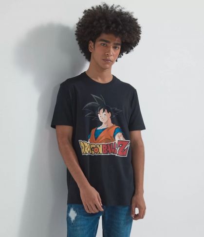 Imagem: Camiseta preta com o Goku.