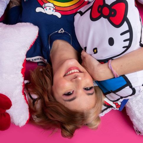 Imagem: Moça com almofadas da Hello Kitty.