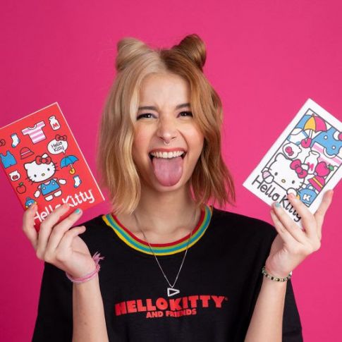 Imagem: Moça com cadernos e colar da Hello Kitty.