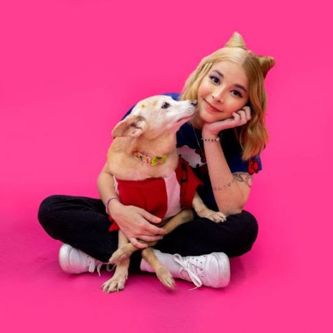 Imagem: Moça com cachorro, vestidos com roupas da Hello Kitty.