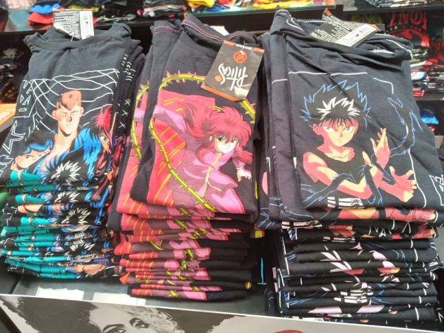 Imagem: Fileiras 3 modelos de camiseta (Kuwabara, Kurama e Hiei, todas pretas).