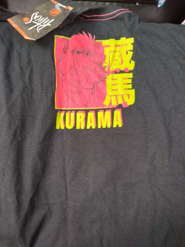Imagem: Camiseta preta do Kurama com estampa amarela e vermelha.