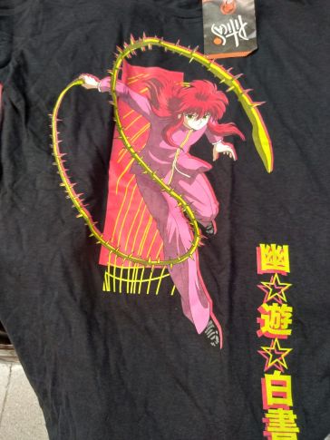 Imagem: Camiseta preta do Kurama com estampa colorida.