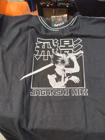 Imagem: Camiseta preta do Hiei com estampa preto e branco.