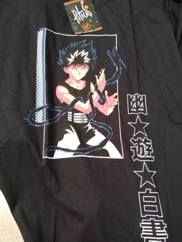 Imagem: Camiseta preta do Hiei com estampa colorida.