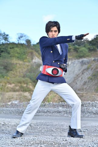 Imagem: Maito Fujioka em pose de Kamen Rider.