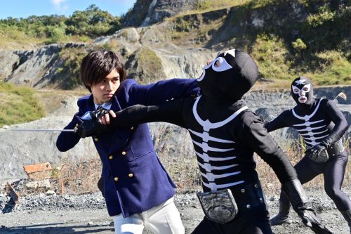 Imagem: Maito Fujioka lutando com inimigo.