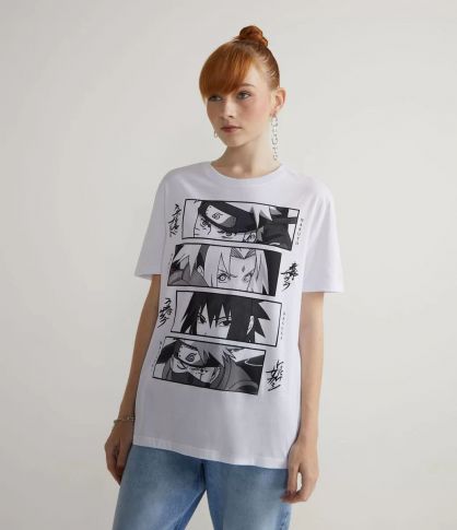 Imagem: Camiseta branca de Naruto com quadros do mangá.