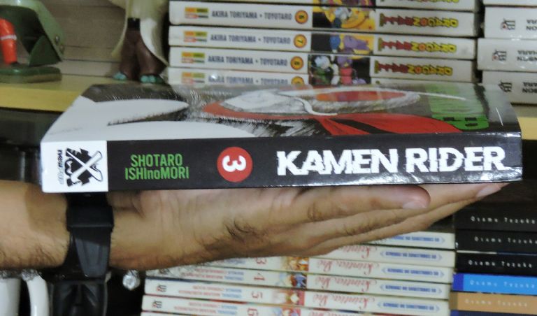 Imagem: Lombada do volume 3 de 'Kamen Rider'.