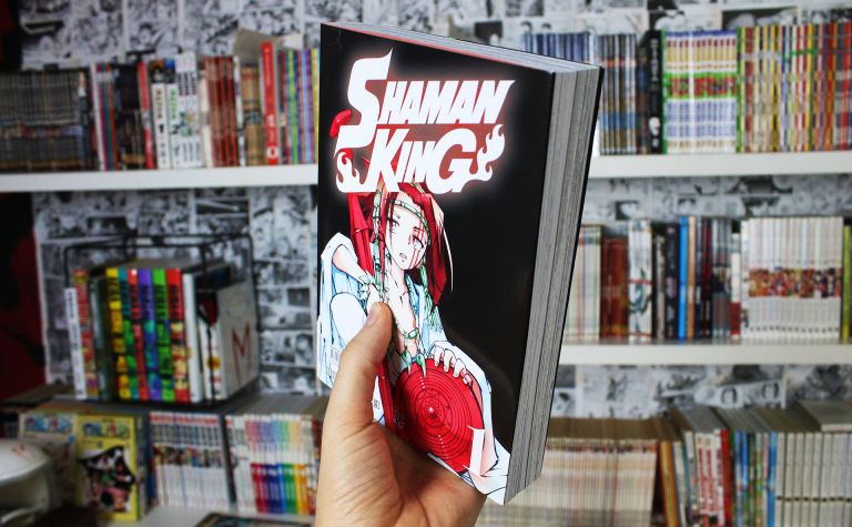 Imagem: 4ª capa da sobrecapa do volume 1 de Shaman King