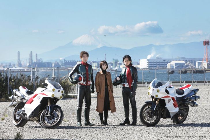 Imagem: Os três atores e duas motos.