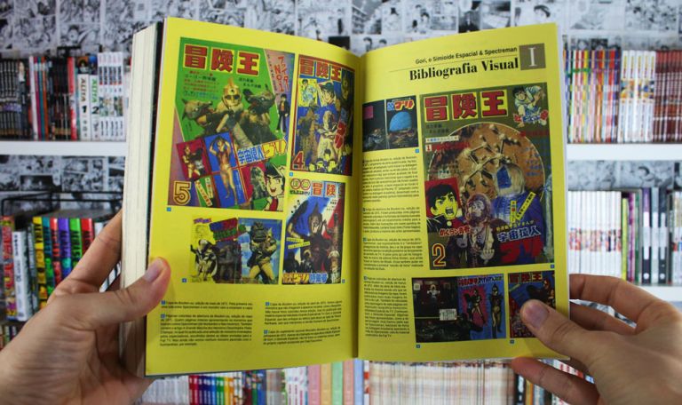 imagem: primeiras páginas coloridas mostrando capas de revistas em que Spectreman foi publicado no Japão