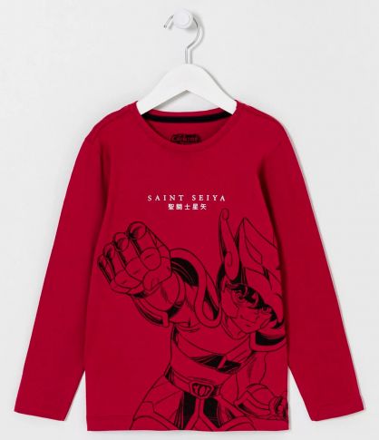 imagem: camiseta de manga longa vermelha com estampa do Seiya
