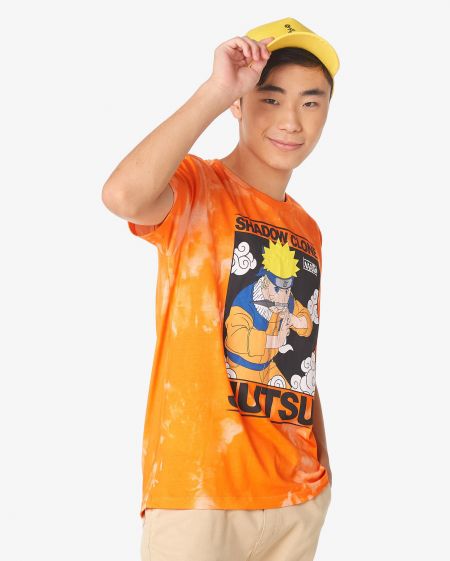 Imagem: Modelo asiático com camiseta laranja do Naruto.