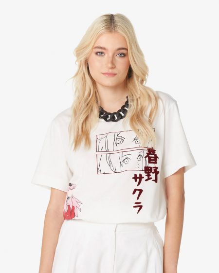 Imagem: Modelo branca com camiseta branca de Naruta, com estampas da Sakura