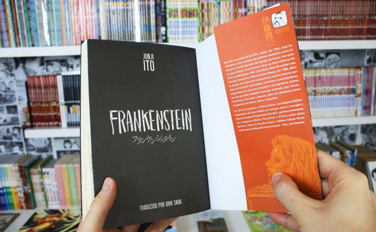 Orelha e 1ª página do mangá Frankenstein