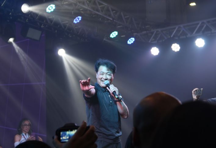 Imagem: Tsutsui no palco.