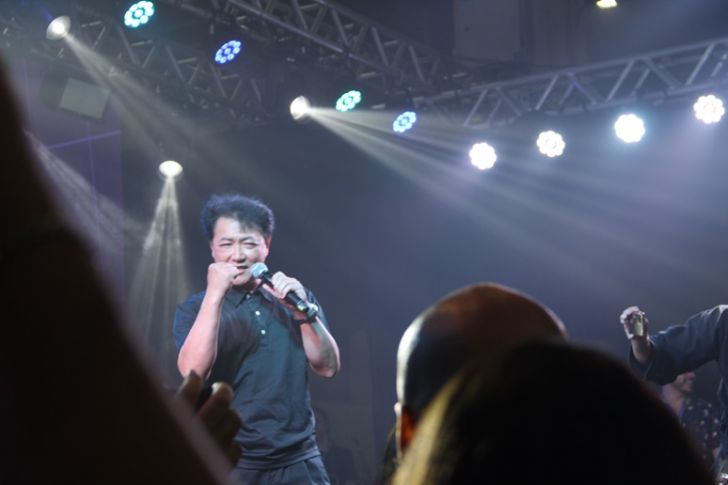 Imagem: Tsutsui no palco.