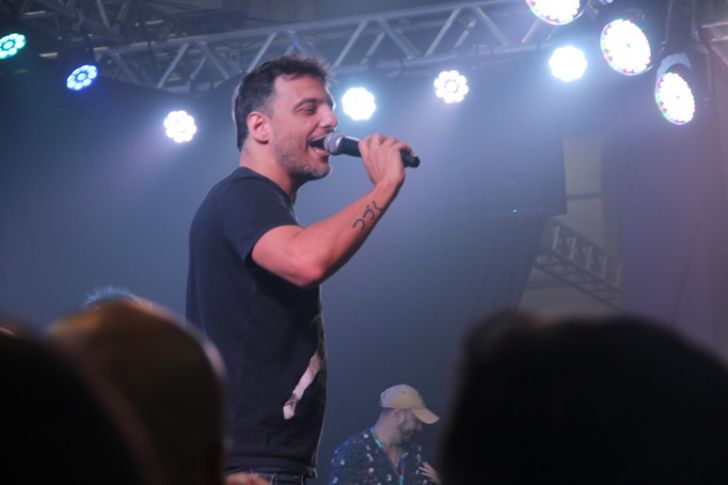 Imagem: Ricardo Cruz no palco.