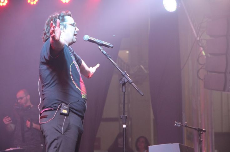 Imagem: Luigi Carneiro no palco.