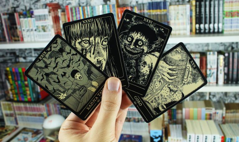 imagem: cards que vêm de brinde do mangá Contos Esmagadores