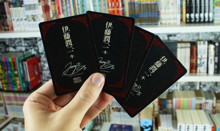 imagem: cards que vêm de brinde do mangá Contos Esmagadores