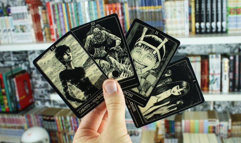 imagem: cards que vêm de brinde do mangá Mortos de Amor