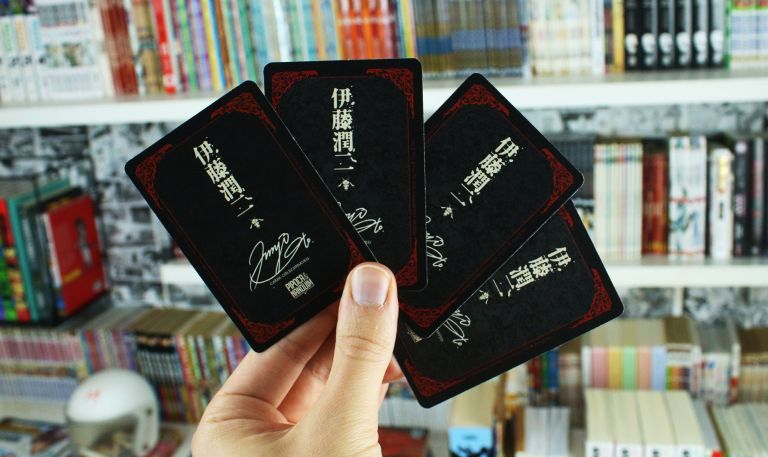imagem: cards que vêm de brinde do mangá Mortos de Amor