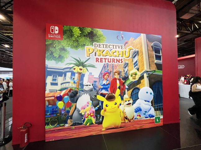 imagem: área com ilustração de Detective Pikachu Returns no estande da Nintendo na Brasil Game Show 2023