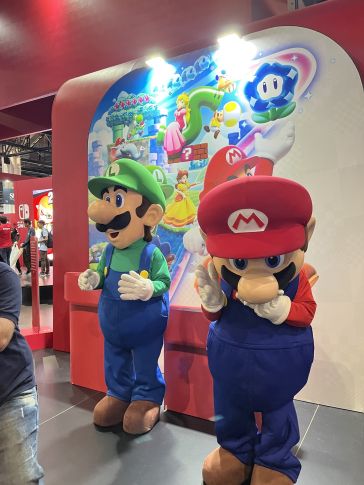 imagem: pessoas fantasiadas de Mario e Luigi para divulgação oficial de Super Mario Bros. Wonder no estande da Nintendo na Brasil Game Show 2023