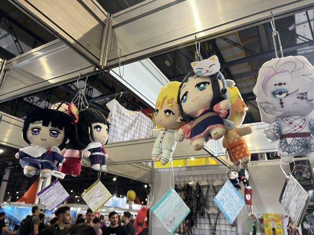 imagem: pelúcias de diversos personagens de Kimetsu no Yaiba no estande da Akiba World na Brasil Game Show 2023