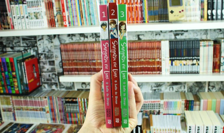imagem: lombadas dos volumes 1 a 3 do mangá Sangatsu no Lion