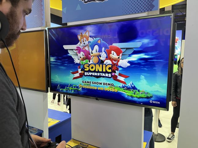 imagem: televisão com a tela inicial da demo de Sonic Superstars