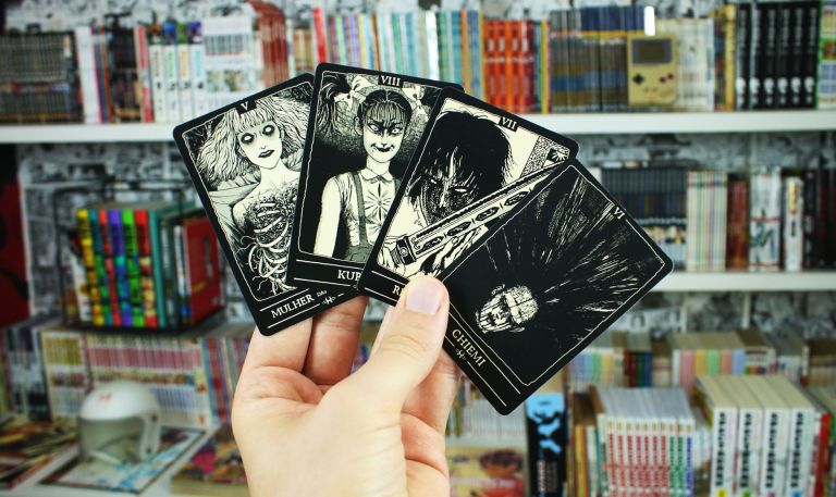 imagem: cards colecionáveis que acompanham o mangá Morada do Desertor