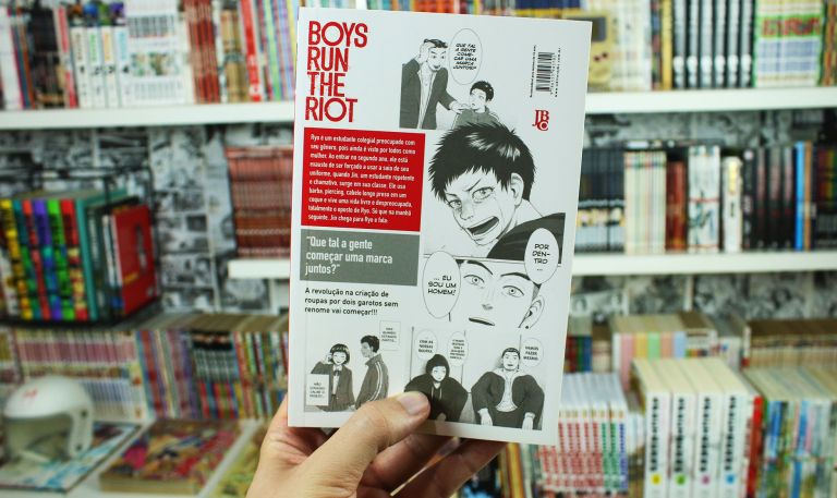 IMAGEM: foto da 4ª capa do volume 1 do mangá Boys Run The Riot