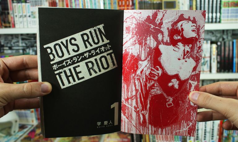 IMAGEM: foto da 1ª página do volume 1 do mangá Boys Run The Riot