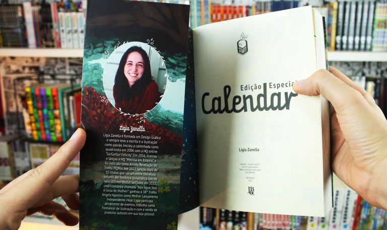 imagem: mão segurando o mangá Calendar, mostrando a orelha e a 1ª página